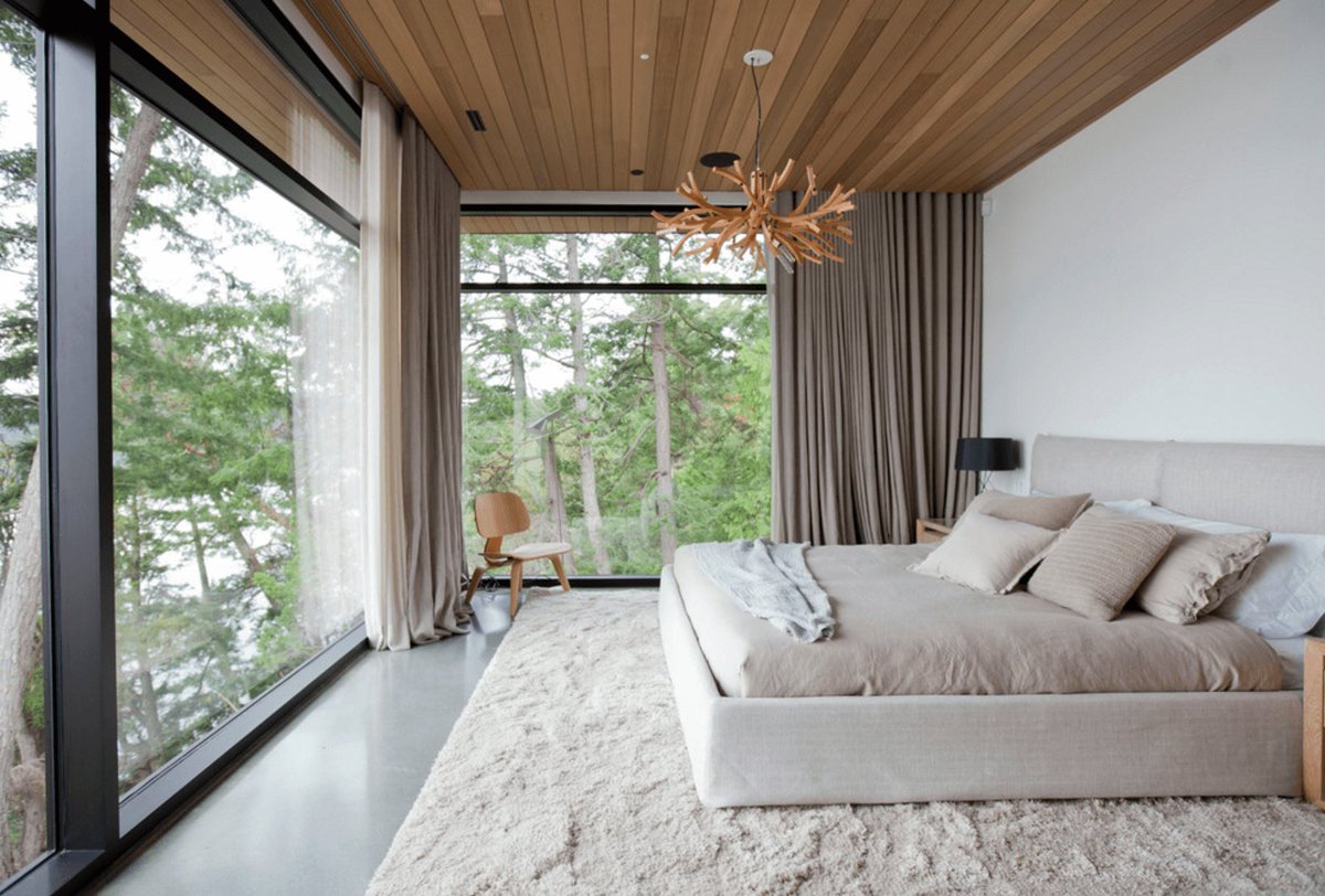 спальня с видом в деревянном доме